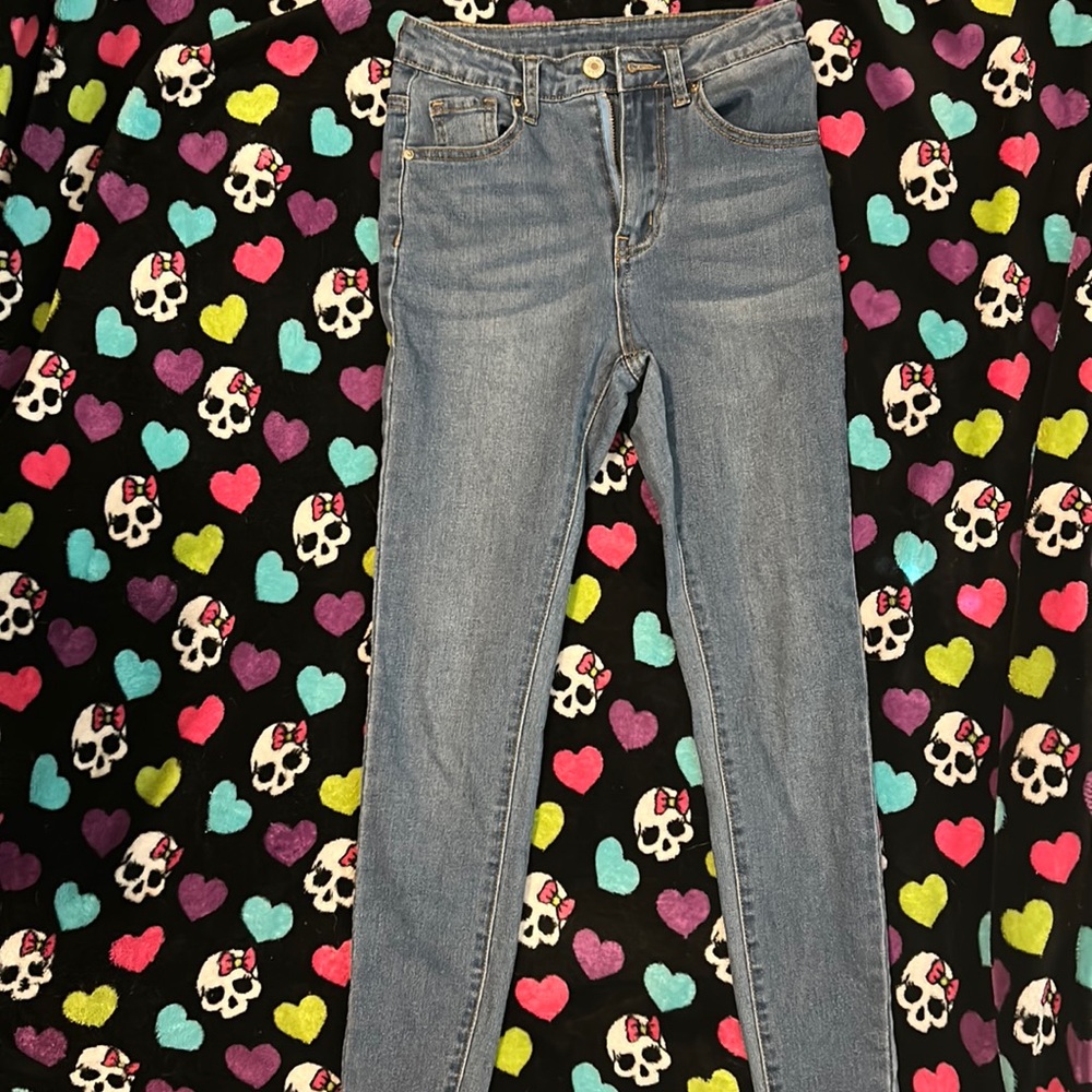 Skinny jeans with no rips